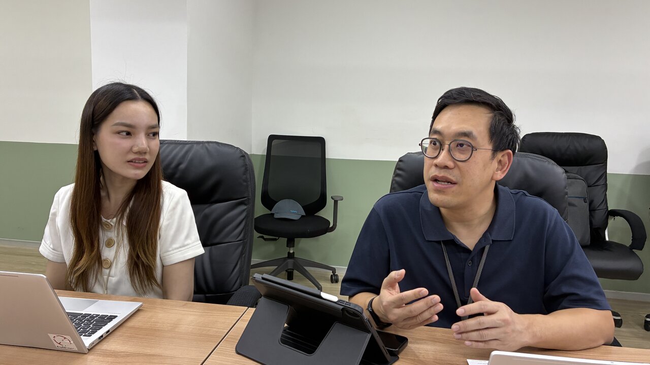 アマタ工場人事課長のSongwut Pasandhanatorn氏（右）