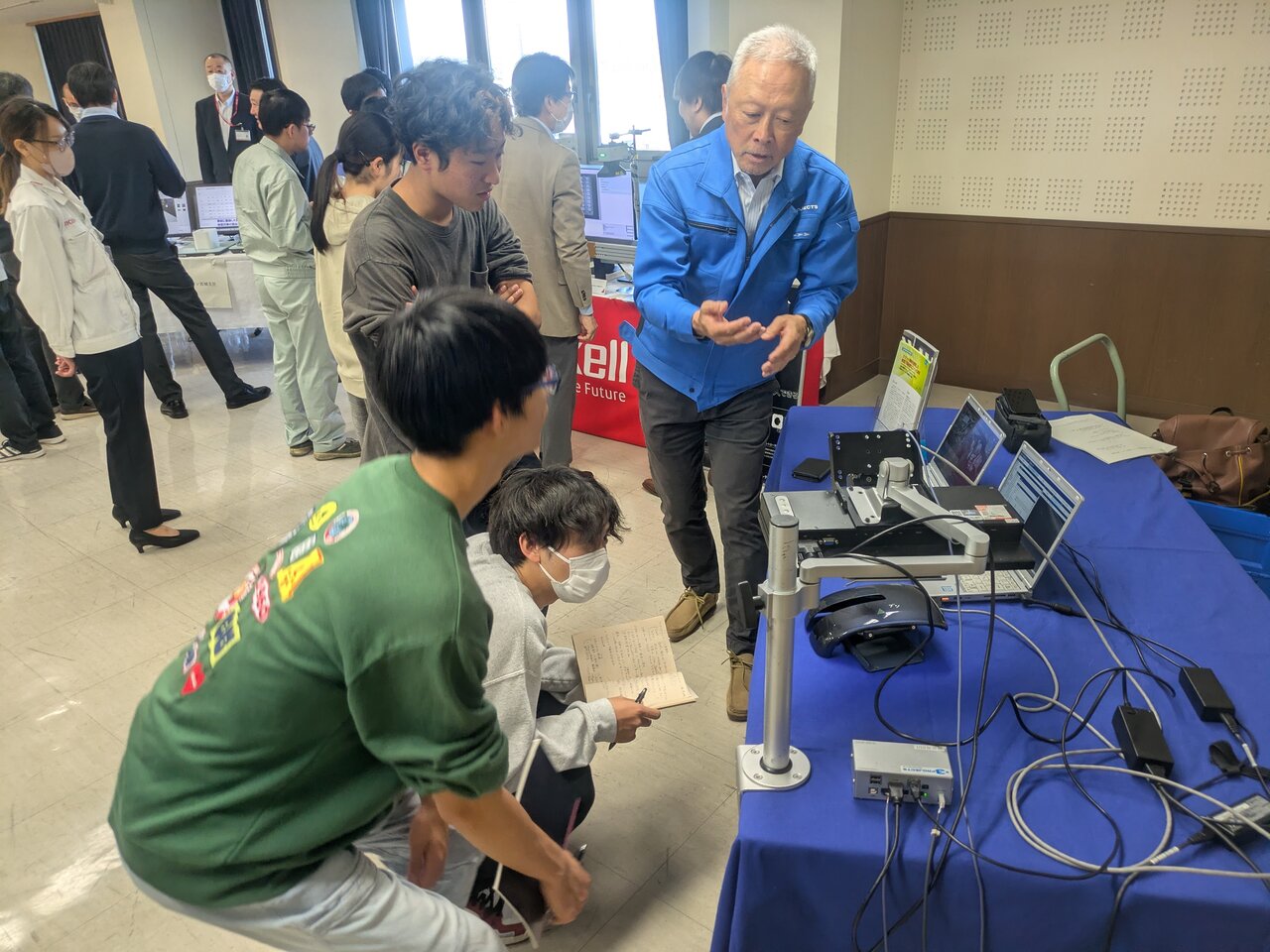 図2　展示会の見学に訪れたときの様子（写真提供：仙台高専）