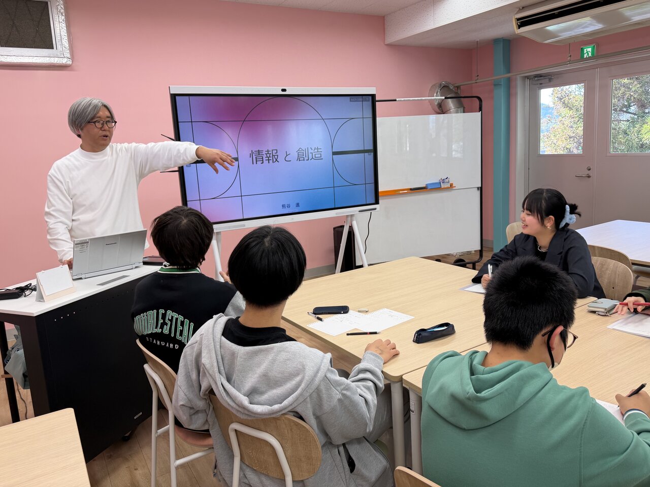 図3　学びを深める学生たち（左奥が熊谷進准教授）（写真提供：仙台高専）