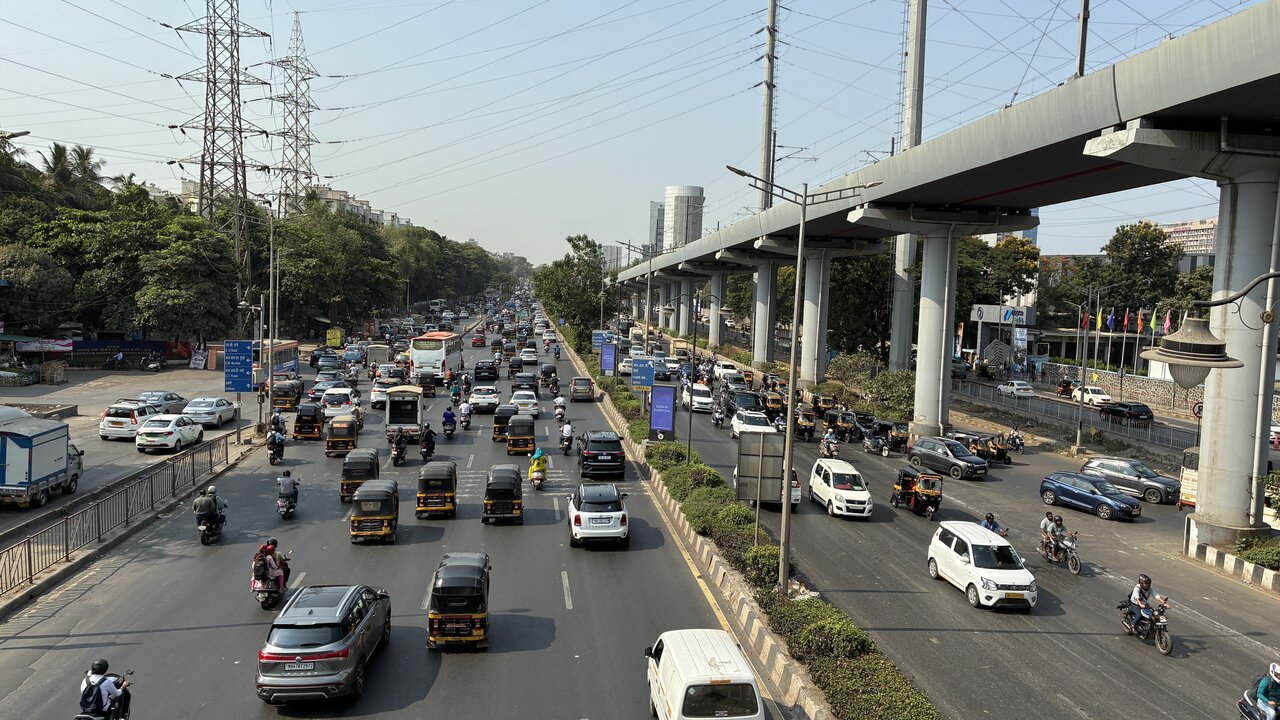会場近くのGoregaon(EAST)駅から撮影。四輪、二輪、オートリキシャなどがひしめき、朝夕は渋滞する。