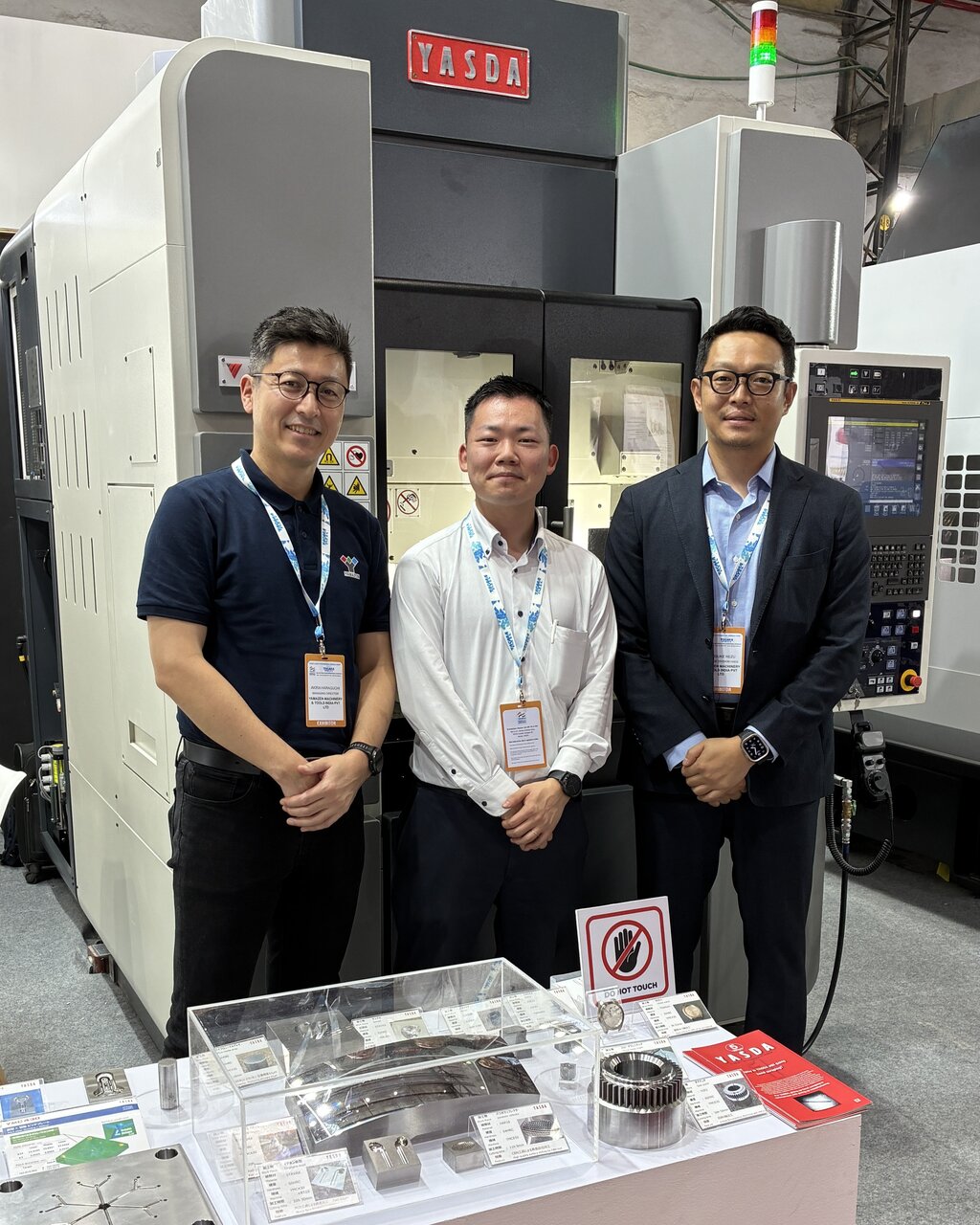 YAMAZEN MACHINARY &TOOLS INDIAでは、安田工業やブラザー工業の工作機械を展示。左が原口明マネージング・ダイレクター。