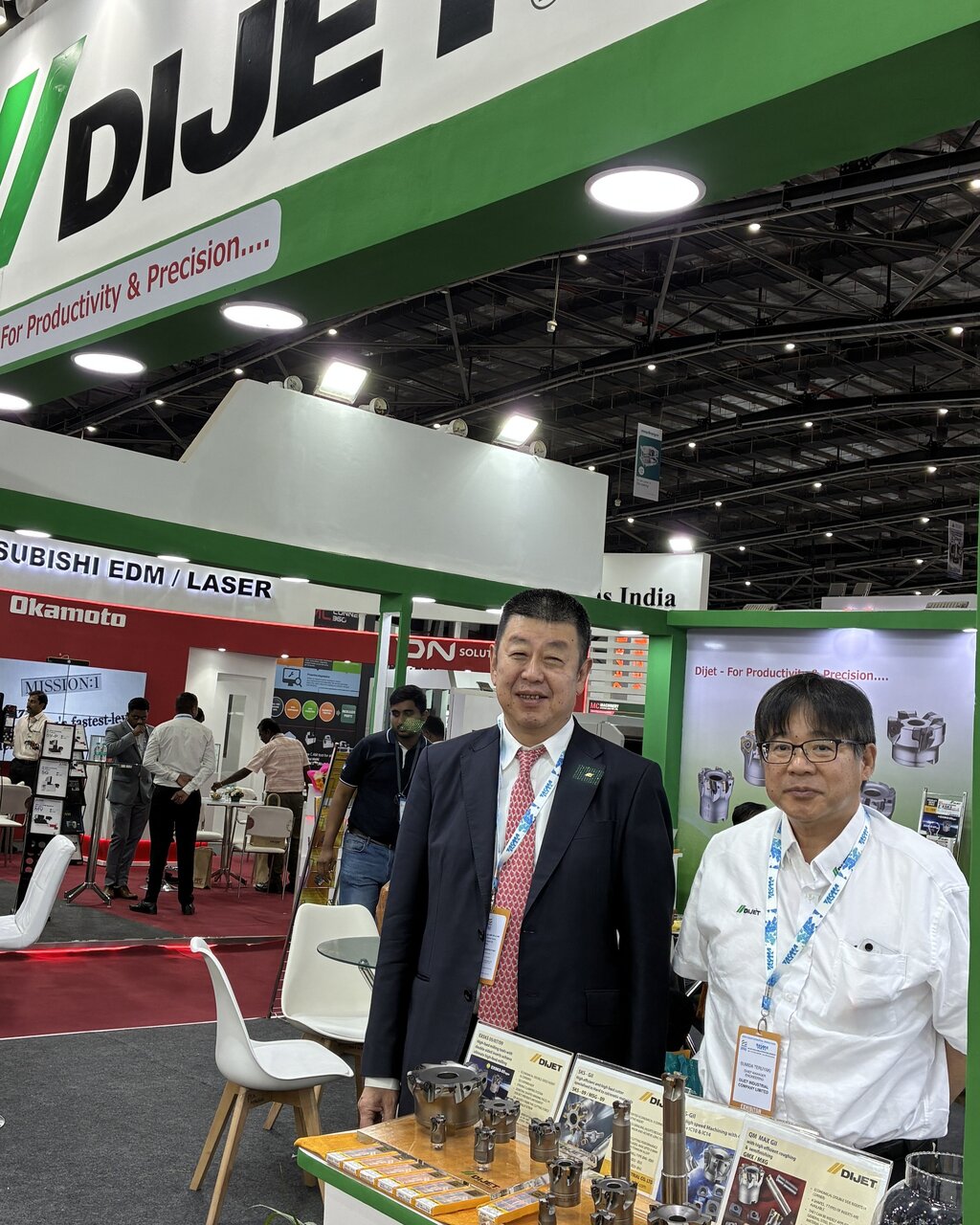 ダイジェット工業の生悦住歩社長（左）