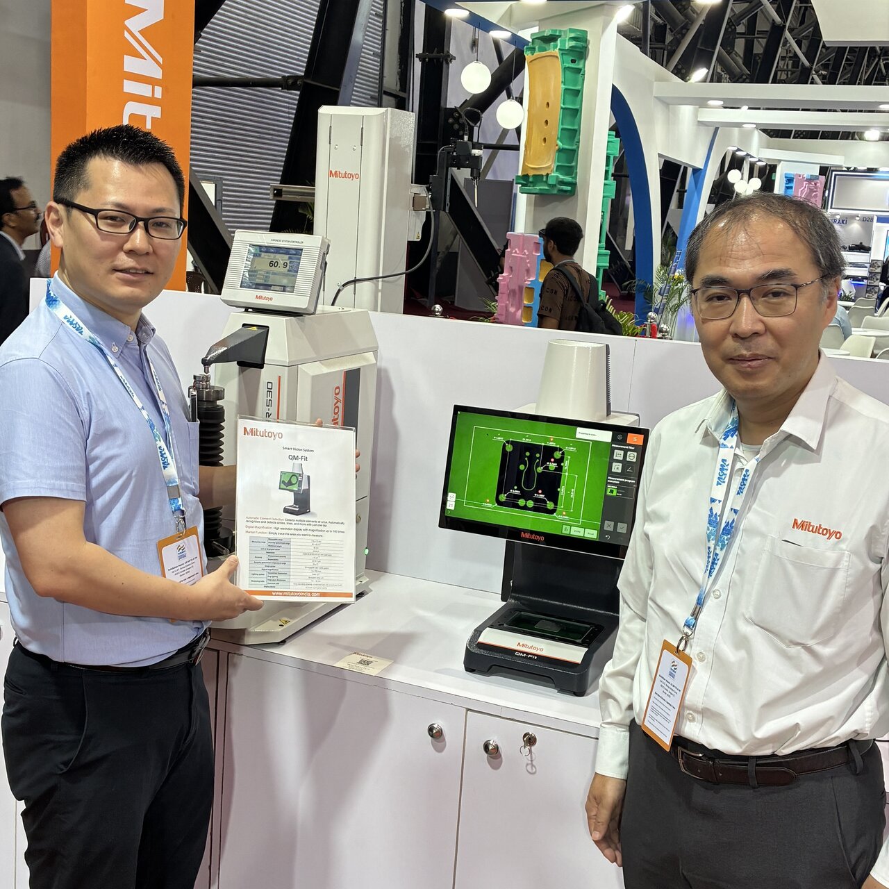 ミツトヨは新製品の卓上設置型画像測定器「スマートビジョンシステム」などを展示。ミツトヨサウスアジアのYuto Inoueバイスプレジデント（左）と、片山貴司V.P.-Coordination JAPAN