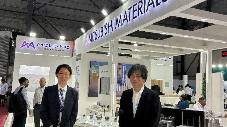 三菱マテリアルズインディアのShinataro Iharaエグゼクティブ・オフィサー＆ダイレクター（右）と、MOLDINOの新井晴彦海外営業部部長補佐