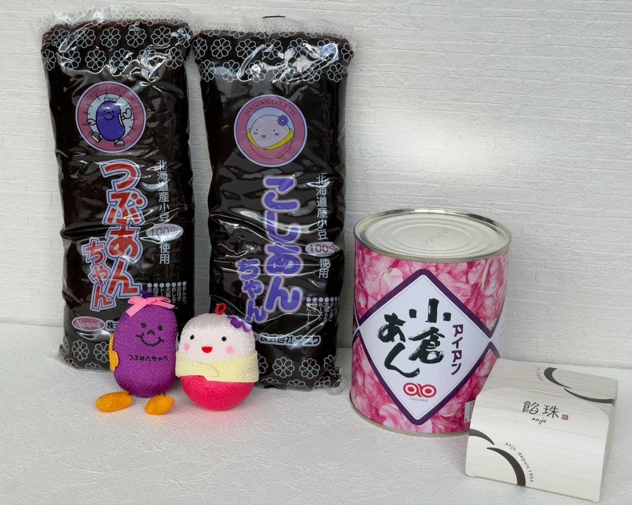 ナニワの自社ブランド製品とマスコット（写真提供：ナニワ）