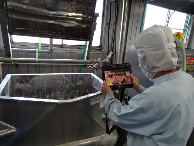 タブレットであんの色味・硬さをチェック（写真提供：ナニワ）
