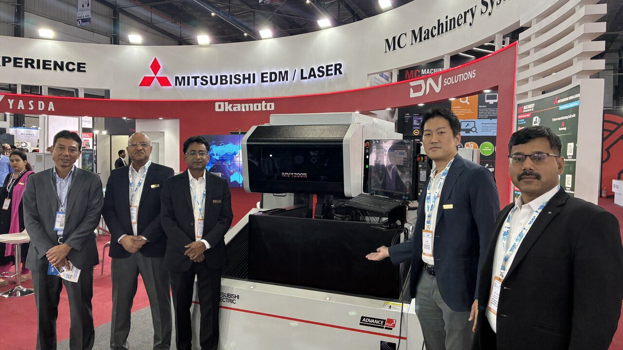  MC Machinery Systemsは、三菱電機製の放電加工機などを紹介。 右から２番目がKAZUHIKO MURAO CEO&マネージングダイレクター