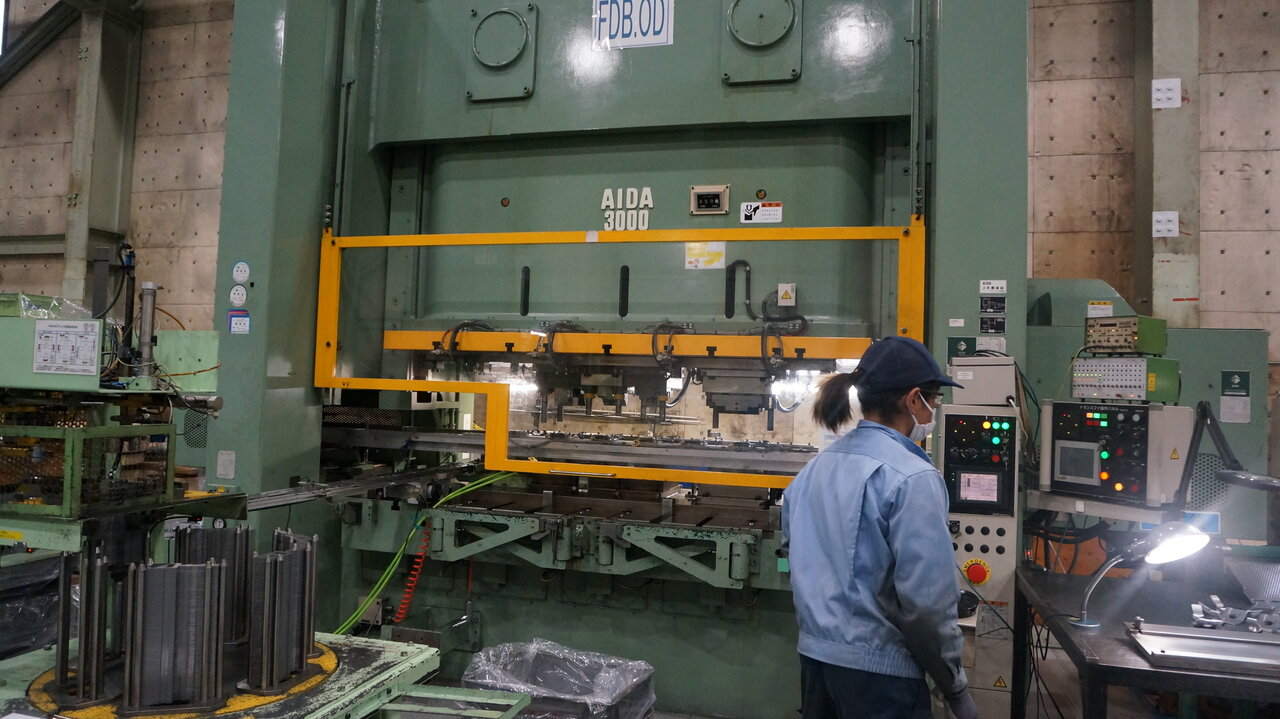 プレス機械はアイダエンジニアリング製が中心
