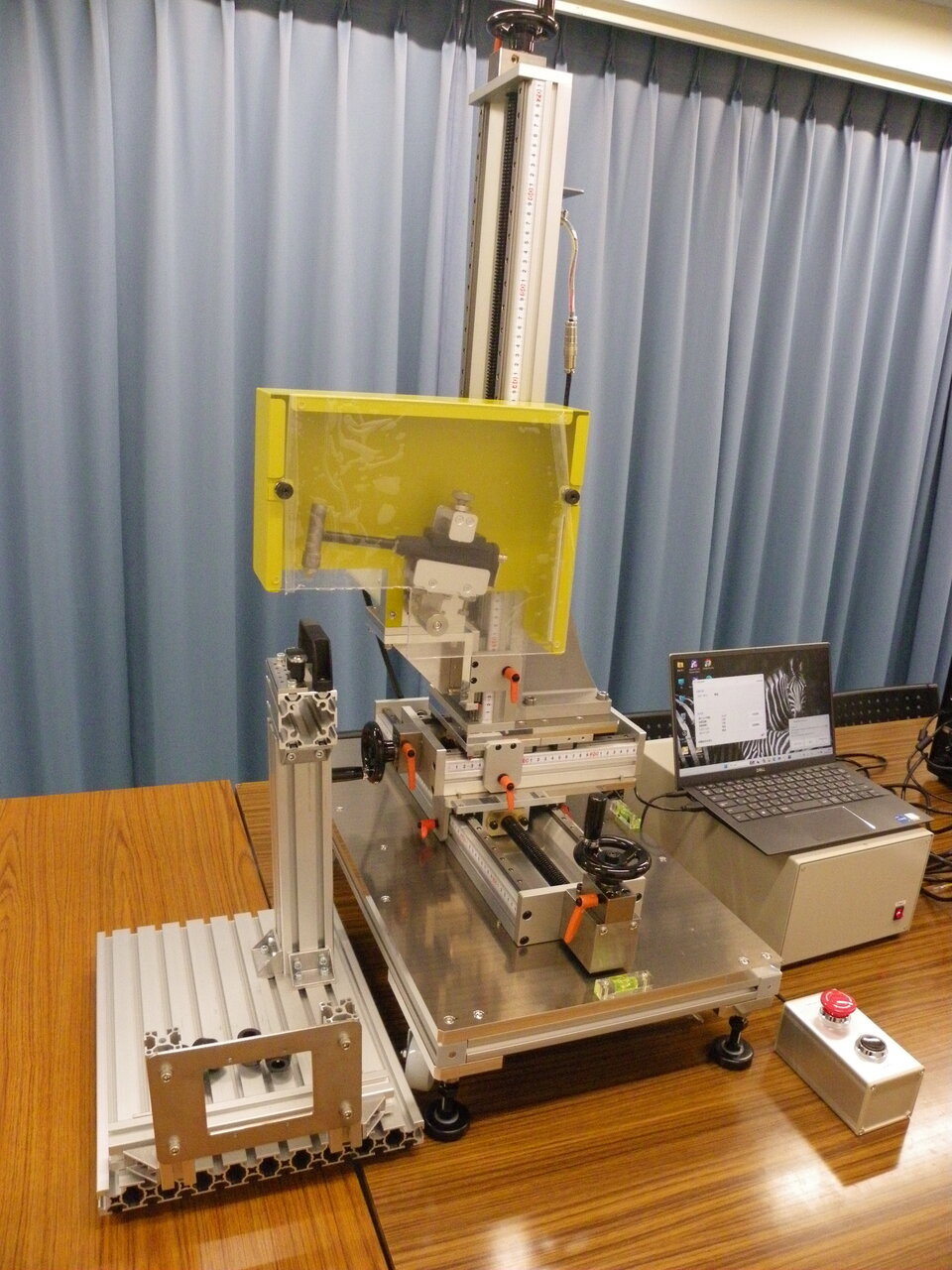 写真4　定量加振機インパルスハンマ版を組み込んだ試験機