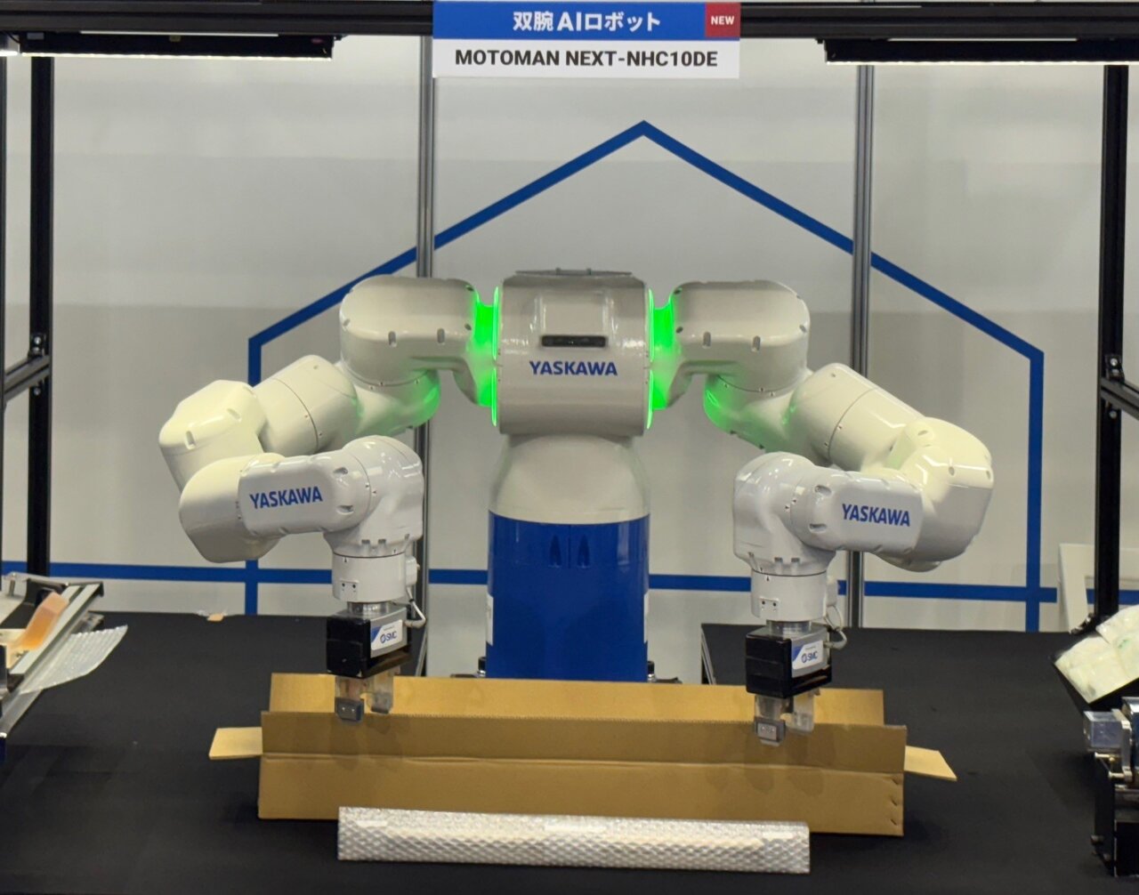 「MOTOMAN NEXT-NHC10DE」による梱包作業の自動化のデモ