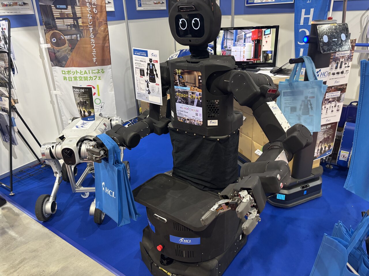 右からT300 ロボボにゃん、PUDO D5シリーズ