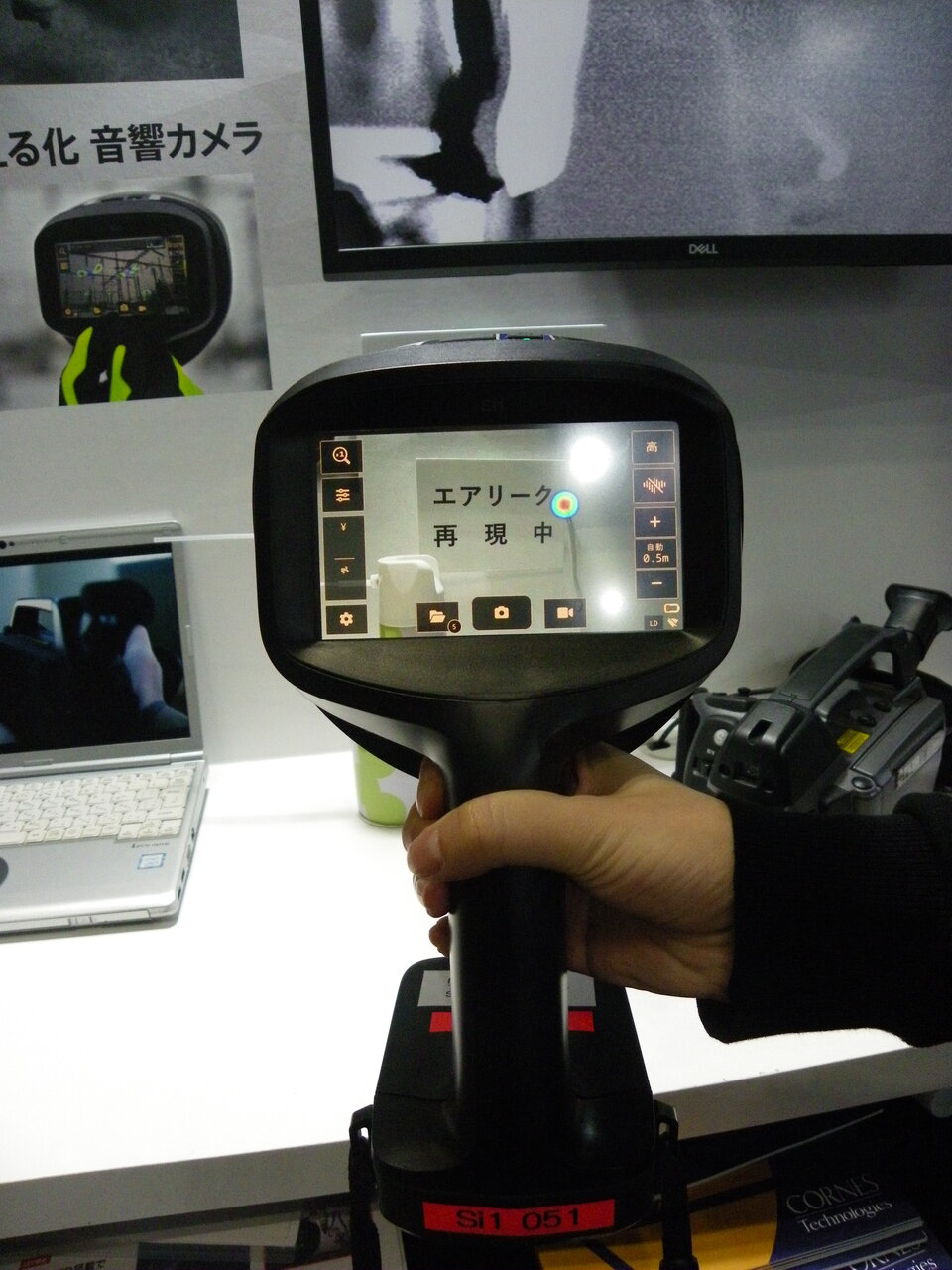 写真4　工業用音響カメラ「Siシリーズ」によるエアリーク検査のデモ