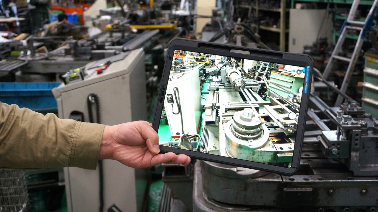 タブレットで加工の様子を撮影し、写真や動画として保存。ベテランのコツを目で確認できる