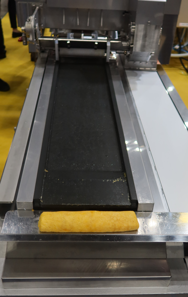 写真2　蒸気加熱式ロールたまご焼成機（品川工業所）