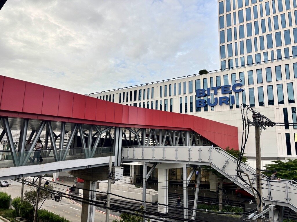 5日間通った最寄り駅Bang Na駅側から見たBITEC