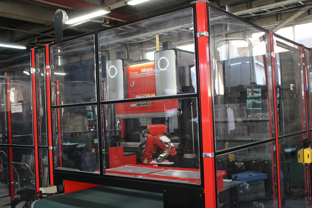 写真3　 2025 年に導入したロボットベンダー「EGB-6013ARce」