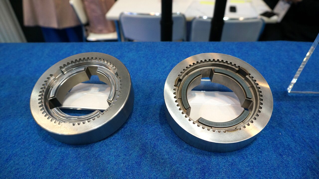 破損しやすい箇所のみレーザ改質処理した鍛造金型（写真右、型材：SKD61）。金型全体を焼入れしないのでひずみ取りの作業が不要で、かつ金型内部応力の抑制につながる