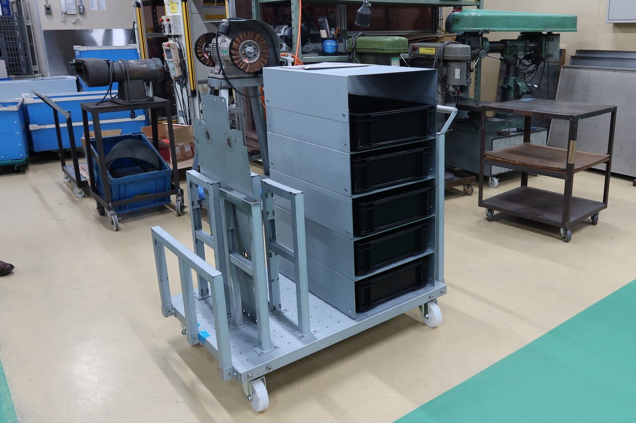 治具管理台車の模型（上）と試作品。25年中に第1号を完成させ、改良を重ねながら3台の製作を目指す​