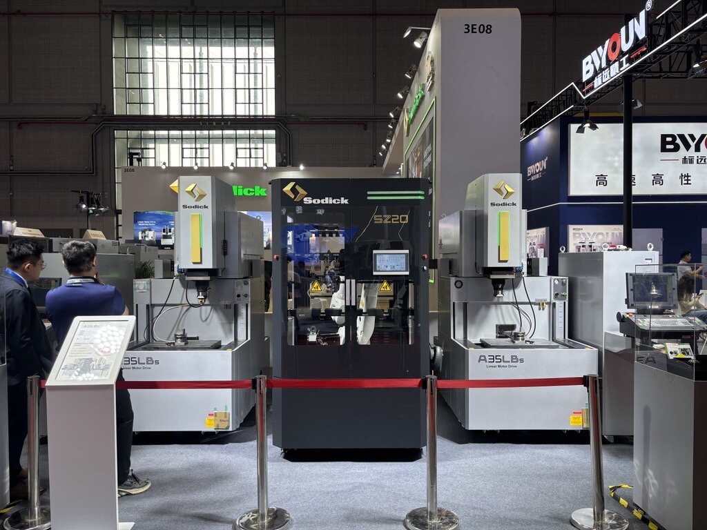 図5　形彫り放電加工機「A35LBs」と新型ロボット「SZ20」