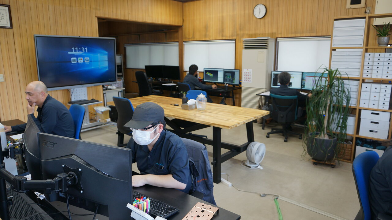 打合せのしやすさを考え、中央にテーブルを配置したオフィス