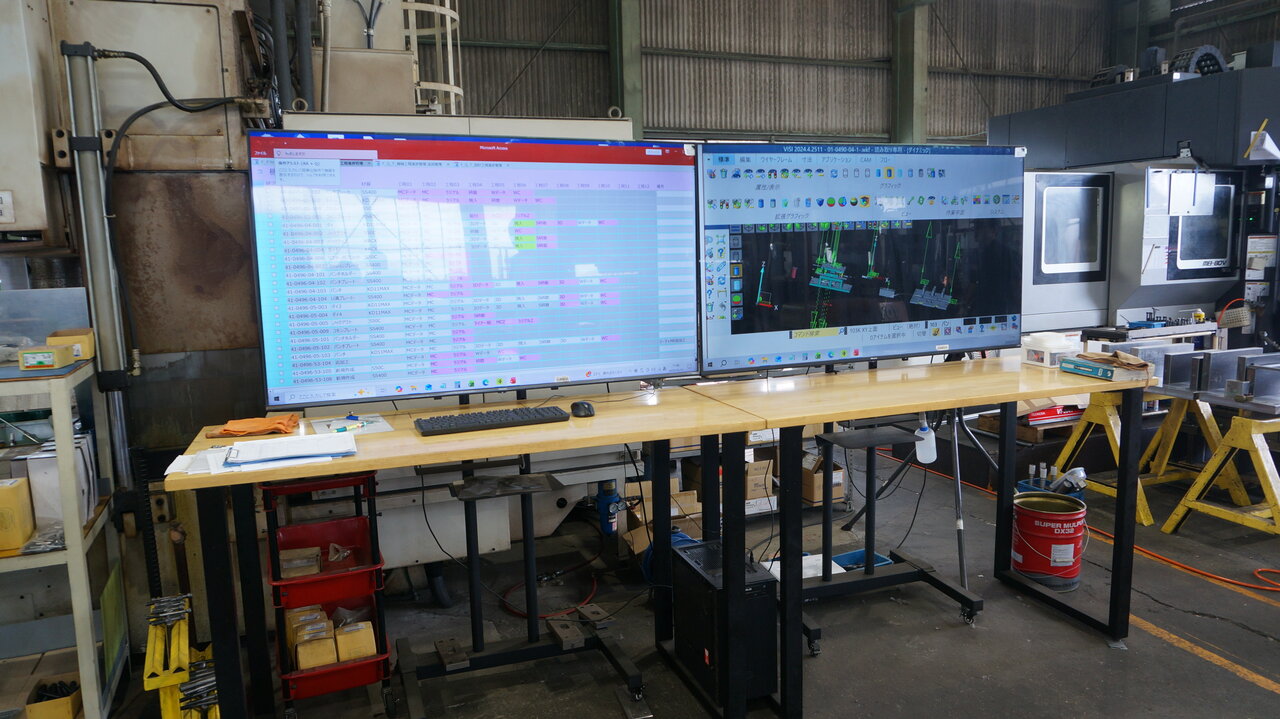 金型加工現場に設置された大型モニタ。工程ごとの進捗や金型部品の3次元モデルを確認できる