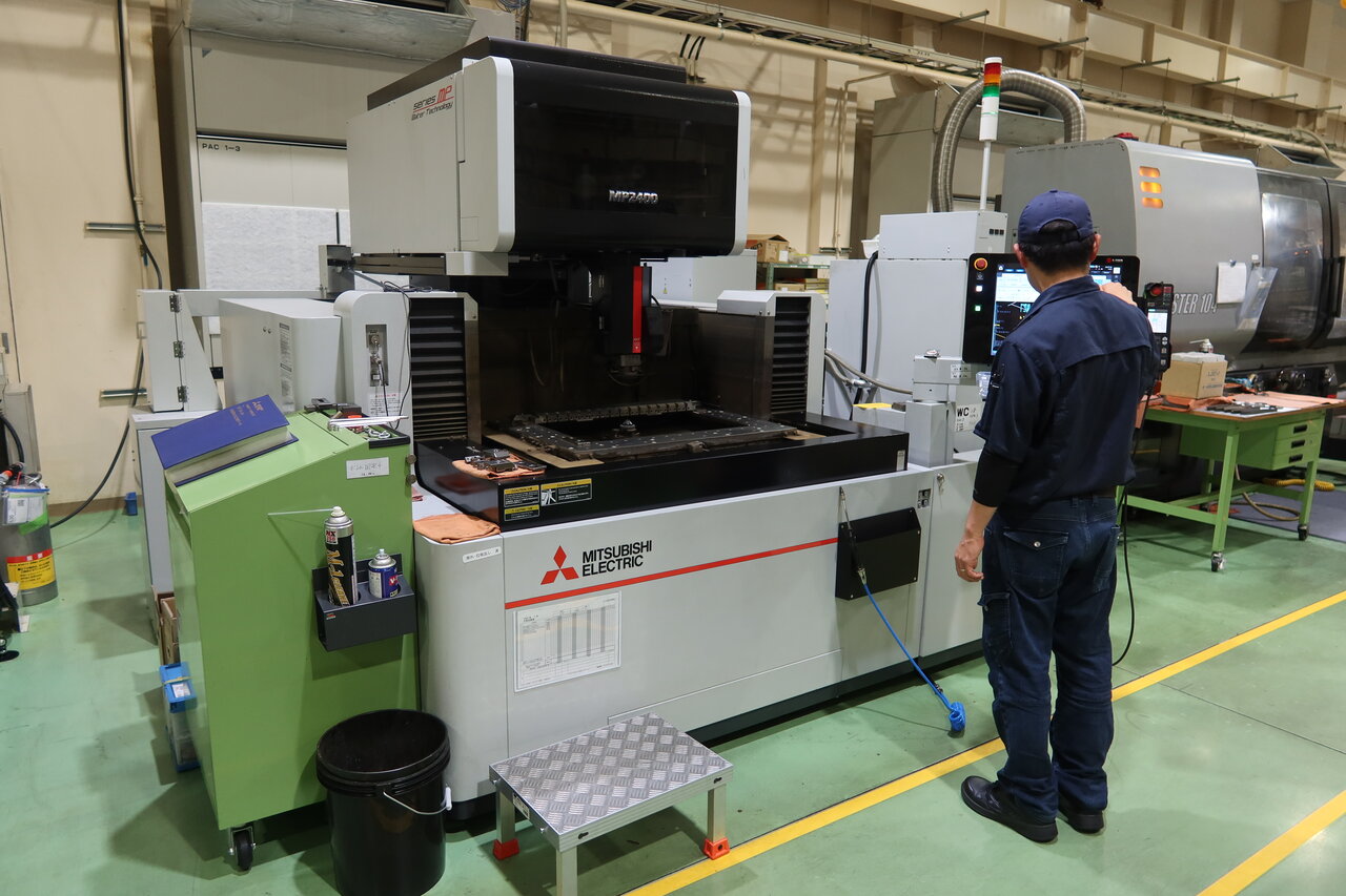 位置決め精度、繰り返し精度などのバランスのいい機械と評価するワイヤ放電加工機「MP2400」