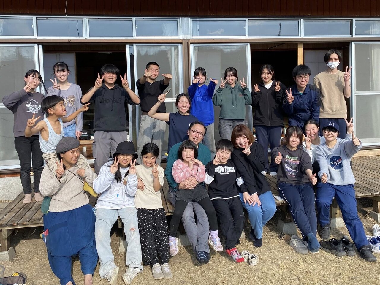 図 1　空き家DIY に参加した学生たち