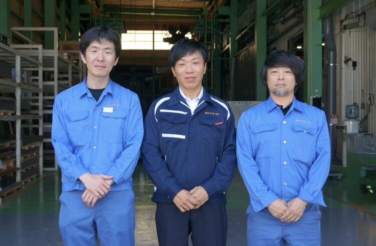 宇津野社長（中央）と増原課長（左）、大江係長（右）