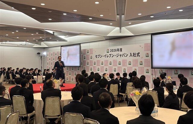 セブン‐イレブン・ジャパン、入社式を東京ビッグサイトで初開催 2026年度 新入社員109名が入社 ～セブン‐イレブンの商品展示会を通じた“体感型”プログラムへと刷新～｜セブン‐イレブン