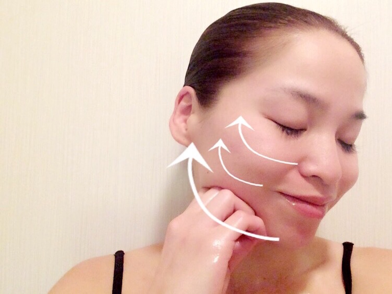 アンチエイジング たるみ 指の第一関節と第二関節を使いながらマッサージ