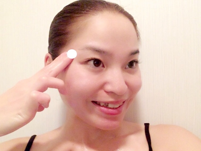 アンチエイジング たるみ こめかみを押さえる