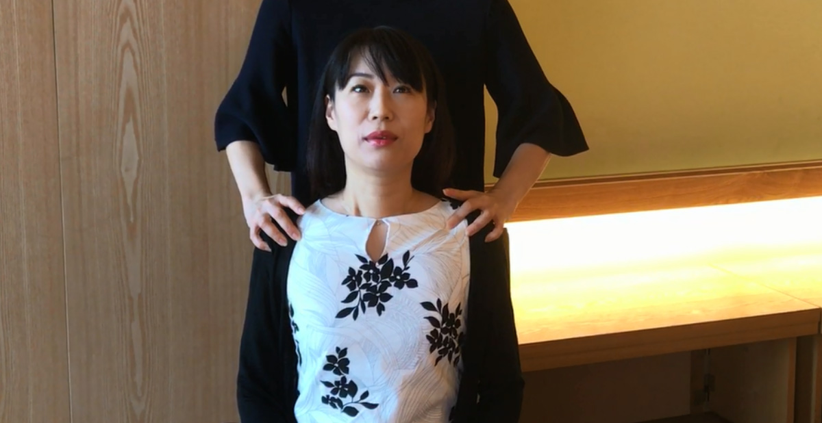 胸を開く