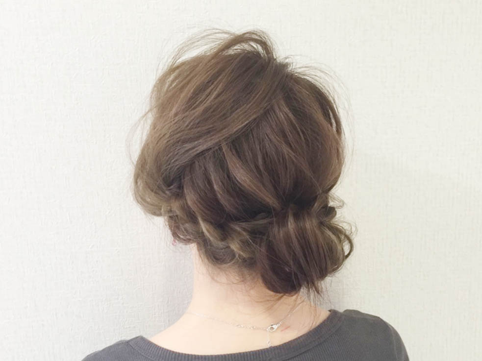 三つ編みとくるりんぱを使った簡単アップスタイル