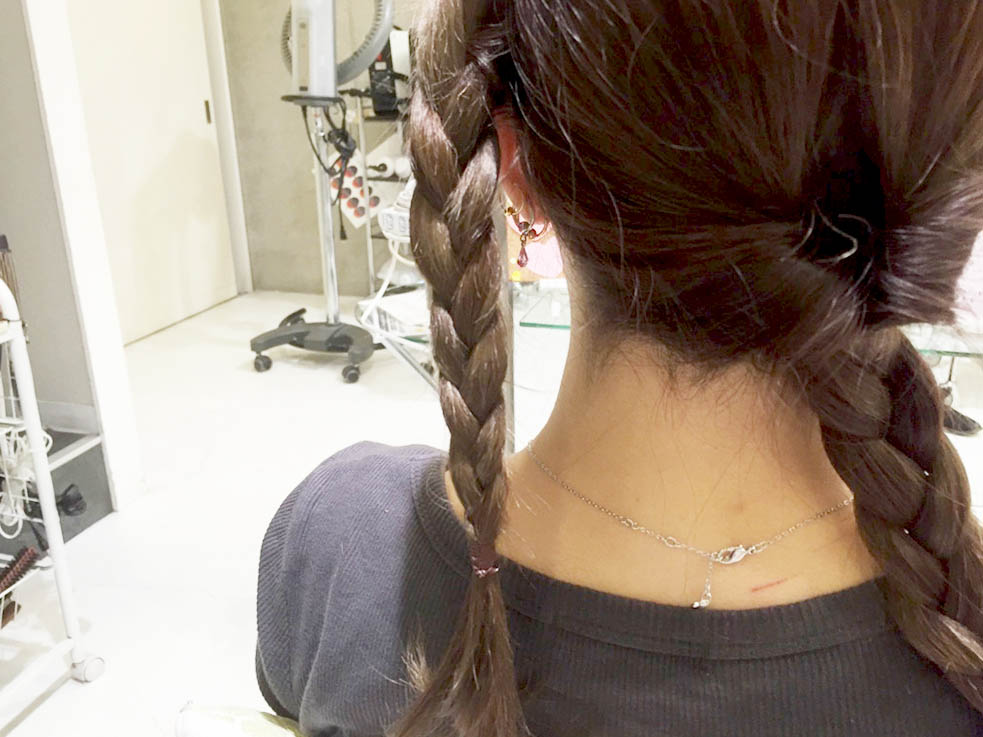 三つ編み×クルリンロールで超こなれ感なオシャレアレンジ♪