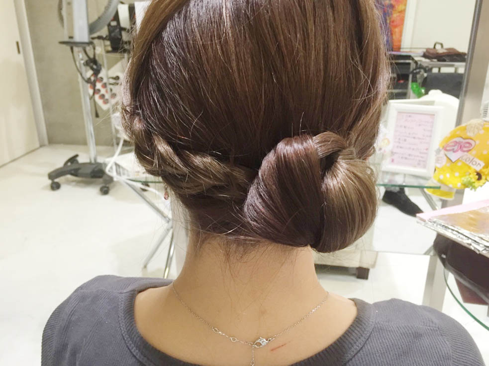 三つ編み×クルリンロールで超こなれ感なオシャレアレンジ♪