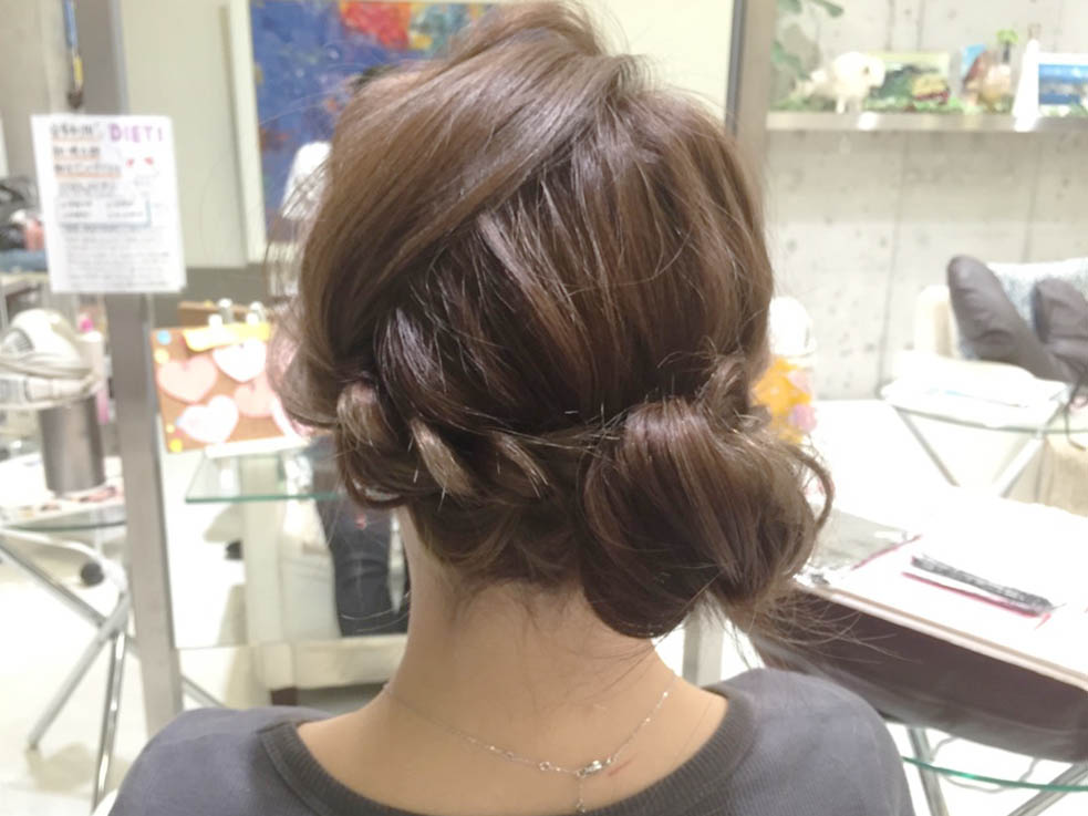 三つ編み×クルリンロールで超こなれ感なオシャレアレンジ♪