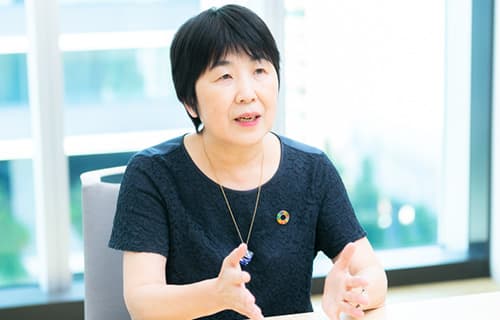 写真:真剣な表情で話す山本尚子先生