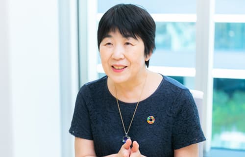 写真:笑顔の山本尚子先生