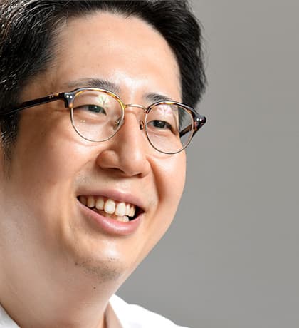 笑顔で話す平木先生