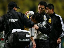 - 2006年ごろ、ジェフユナイテッド市原・千葉の試合にチームドクターとして参加する齋田さん＝齋田さん提供