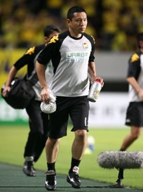  2006年ごろ、ジェフユナイテッド市原・千葉の試合にチームドクターとして参加する齋田さん＝齋田さん提供