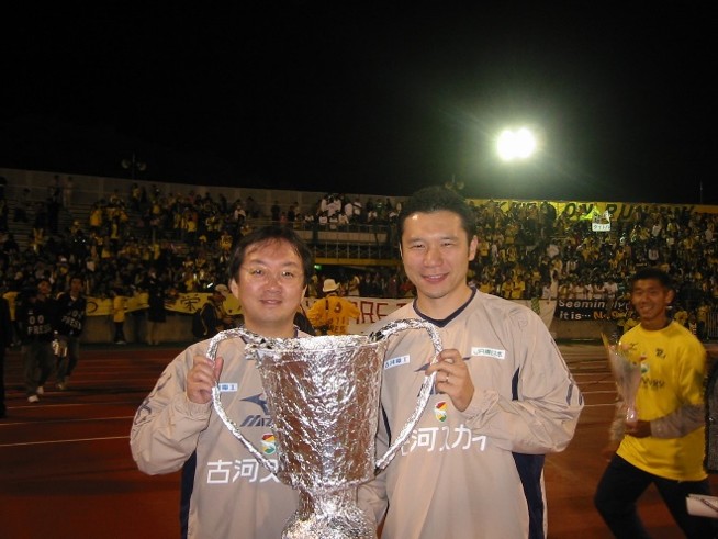  2006年ごろ、ジェフユナイテッド市原・千葉の試合にチームドクターとして参加する齋田さん＝齋田さん提供- 2014年、なでしこジャパンのチームドクター時代、松井トレーナー（左）、宮間あや選手と＝齋田さん提供