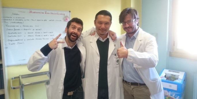 - 2016年、留学先のIstituto Ortopedico Galeazzi（ガレアッツィ病院）の同僚（二人はACミランのドクター）たちと＝齋田さん提供