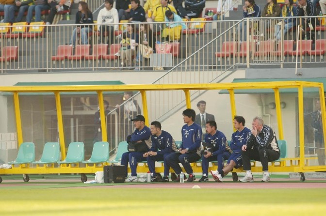 - 2005年、市原臨海スタジアムでのジェフユナイテッド市原のベンチで。右端は当時の監督、イビチャ・オシムさん＝齋田さん提供