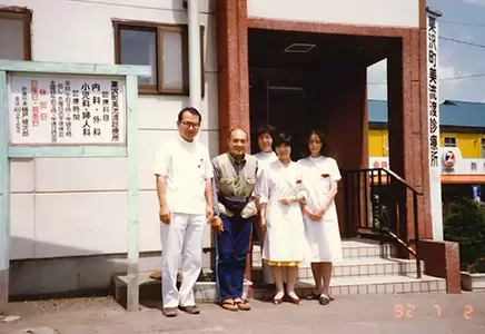 - 1992年ごろ 美流渡診療所前にて