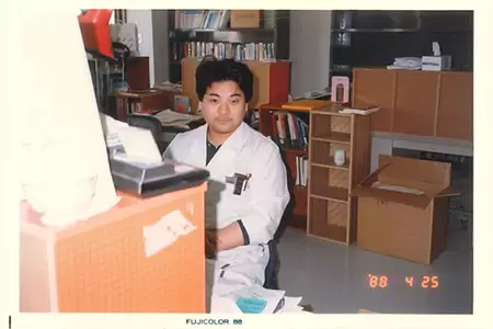 1988年、長崎県離島医療圏組合対馬いづはら病院の医局で＝伊藤さん提供