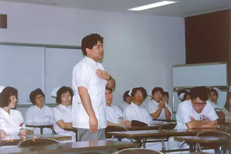 1992年、長崎県離島医療圏組合上五島病院のカンファレンスで話す伊藤さん＝伊藤さん提供