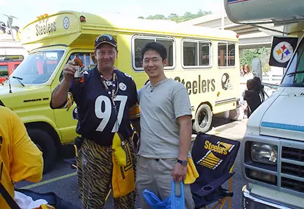 2004年、内科研修中の合間を縫って、熱狂的なファンがいることで知られるNFL（ナショナル・フットボール・リーグ）の強豪、ピッツバーグ・スティーラーズを本拠地、ハインツフィールドで。腰にはテリブルタオル。これを振り回して応援するという