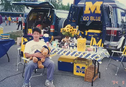 1994年9月、同じくアメフト留学中のミシガン大学にて。試合前の駐車場でのテイルゲートパーティ