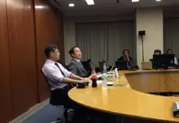 ④2014年8月 薬剤師セミナー　インターネット全国配信時、米国感染症専門医 青木眞先生（写真手前）とスタジオにて